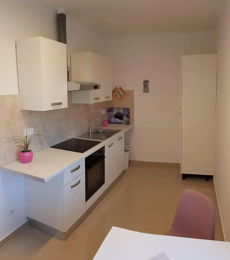 Apartments & Rooms Tom 메덜린